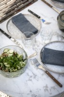 Détail de salade sur table à manger extérieure