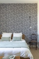 Mur de papier peint à motifs dans une chambre de style vintage