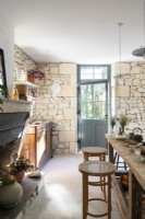 Tabourets de bar et cheminée dans une cuisine-salle à manger rustique