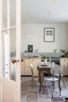 Cuisine-salle à manger campagnarde avec mobilier vintage