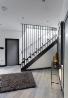 Couloir moderne avec rails en métal noir sur escalier