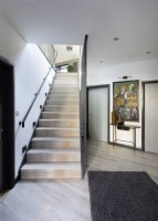 Couloir moderne avec vue sur les escaliers en bois