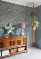 Buffet en bois avec ornement décoratif en forme d'étoile et plante d'intérieur