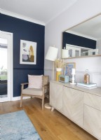 Mobilier moderne et mur peint en bleu marine dans la salle à manger