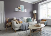 Salon moderne avec murs peints en violet