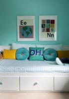 Images colorées au-dessus du lit de repos dans la chambre des enfants