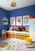 Chambre d'enfant colorée avec siège intégré au-dessus des boîtes de rangement