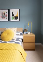 Chambre moderne colorée - détail de table de chevet en bois