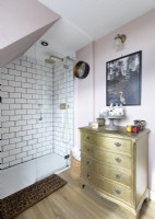 Commode peinte en or dans une salle de bains éclectique