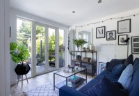 Canapé bleu foncé dans un salon confortable avec vue sur le jardin