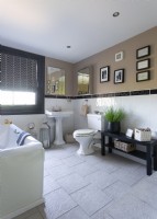 Carrelage en pierre grise dans une salle de bains moderne