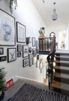 Escalier orné et exposition de photos encadrées