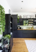 Parquet et tapis dans une cuisine moderne monochrome