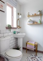 Salle de bain blanche moderne avec accessoires pastel