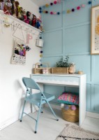 Bureau et chaise bleue dans la chambre des enfants