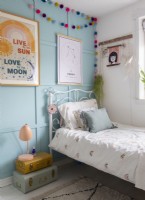 Mur lambrissé peint en bleu dans la chambre des enfants modernes