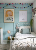 Mur lambrissé peint en bleu dans une chambre d'enfant moderne
