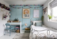 Mur lambrissé peint en bleu dans la chambre des enfants