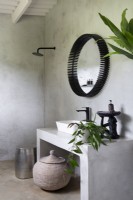 Salle de bain minimaliste avec vanité, sol et murs en béton