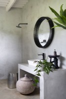Salle de bain minimaliste avec vanité, sol et murs en béton