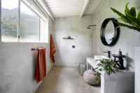 Salle de bain minimaliste avec chape et murs