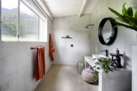 Salle de bain minimaliste avec chape murs et sol