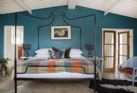 Chambre avec lit à baldaquin et mur d'accent bleu sarcelle