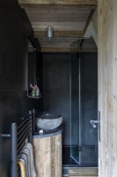Salle de bains peinte en bleu avec douche et meuble-lavabo rustique en bois