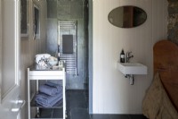 Salle d'eau moderne, avec mur à rainure et languette, porte-serviettes chromé