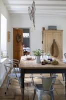 Maison de Sally et John Biddle à Cornwall, cuisine de campagne, avec murs et poutres blanchis à la chaux. Grande table de cuisine