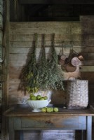Séchage de bouquets de fleurs sur un mur de cuisine rustique