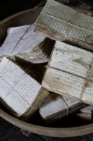 Liasses de pages de livres anciens attachées avec de la ficelle - détail