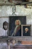 Peintures de portraits antiques sur un vieil établi en bois