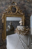 Détail du mannequin de couturière portant des bijoux et un miroir doré