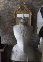 Détail du mannequin de couturière antique et du miroir doré