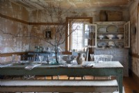 Salle à manger champêtre avec murs peints en détresse et mobilier rustique