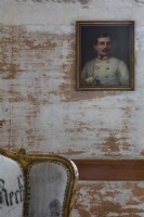 Peinture de portrait encadrée dorée sur un mur peint en détresse