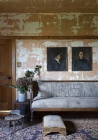 Peintures de portraits sur le mur du salon de campagne en détresse