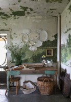 Murs peints en détresse dans une cuisine rustique