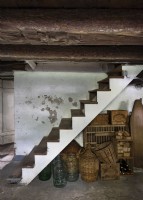 Espace de rangement sous les escaliers menant au sous-sol