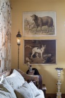 Peintures vintage sur le mur d'un salon éclectique