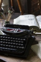 Détail de machine à écrire vintage sur un bureau en bois