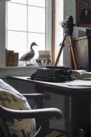 Machine à écrire vintage sur un bureau en bois avec des ornements anciens