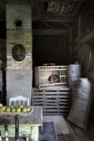 Caisses et sacs dans une zone de stockage de grange rustique