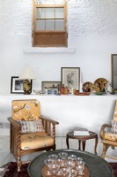 Fauteuils vintage peints en blanc dans un salon de campagne