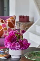 Fleurs rose vif et violettes sur table basse - détail