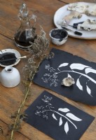 Détail de tissu peint en noir et blanc sur une table à manger en bois