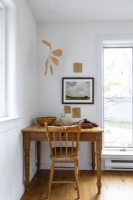 Bureau et chaise en bois simples avec peinture encadrée sur mur blanc