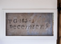 Détail de la date encadrée sur le mur de pierre