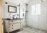 Cabine de douche dans une salle de bains de style classique
